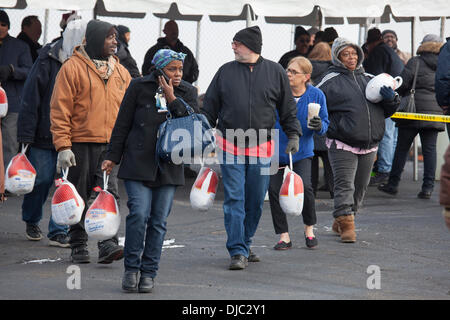 Detroit, Michigan, USA. 26. November 2013. Detroit Bewohner eines 600 kostenlose Thanksgiving Truthähne gestiftet von einer lokalen Firma, inländischen Gewässern Pollution Control aufgereiht. Bildnachweis: Jim West/Alamy Live-Nachrichten Stockfoto