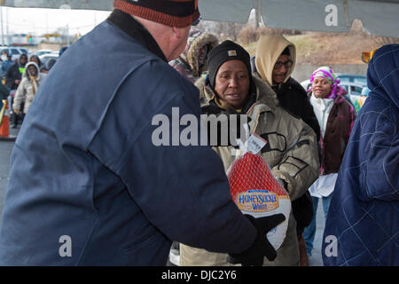 Detroit, Michigan, USA. 26. November 2013. Detroit Bewohner eines 600 kostenlose Thanksgiving Truthähne gestiftet von einer lokalen Firma, inländischen Gewässern Pollution Control aufgereiht. Bildnachweis: Jim West/Alamy Live-Nachrichten Stockfoto