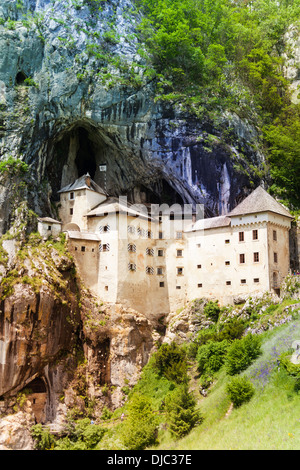 Burg Predjama in den Bergen, in den Felsen zu bauen. Bekannte touristische Ort in Slowenien. Stockfoto