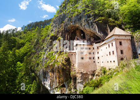 Panorama der Burg Predjama bauen im Inneren der Bergfelsen Stockfoto