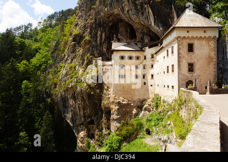 Tore von Predjama Schloss, gebaut im Inneren des Berges in Slowenien Stockfoto