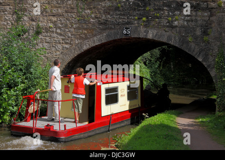 Narrowboat gehen unter einer Brücke auf die Monmouthshire und Brecon Canal, Powys, Wales, UK Stockfoto