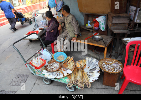 Straßenmarkt in chinesischen Fischerdorf Tai O, Hong Kong Stockfoto