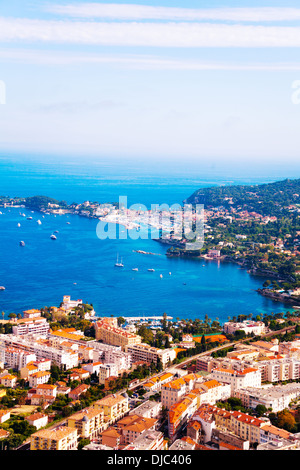 Nizza, Frankreich am Mittelmeer mit Gebäude mit roten roten Dächern und Boote im Hafen Stockfoto