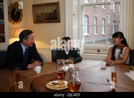 London, UK. 26. November 2013. Britische Premierminister David Cameron (L) trifft sich mit Bohunt Mandarin Lehrer Li Qingwei (R) vor seiner Reise nach China in 10 Downing Street in London, Großbritannien am 26. November 2013. Der britische Premierminister David Cameron zahlt einen offiziellen Besuch nach China vom Dez. 2, 4, ein Sprecher des chinesischen Außenministeriums hat am Montag angekündigt. Bildnachweis: Wang Lili/Xinhua/Alamy Live-Nachrichten Stockfoto