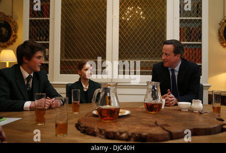 London, UK. 26. November 2013. Der britische Premierminister David Cameron (R) trifft sich mit Bohunt Schulkinder, die lernen Mandarin, vor seiner Reise nach China in 10 Downing Street in London, Großbritannien am 26. November 2013 gewesen. Der britische Premierminister David Cameron zahlt einen offiziellen Besuch nach China vom Dez. 2, 4, ein Sprecher des chinesischen Außenministeriums hat am Montag angekündigt. Bildnachweis: Wang Lili/Xinhua/Alamy Live-Nachrichten Stockfoto