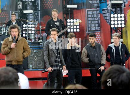 New York, NY, USA. 26. November 2013. Harry Styles, Liam Payne, Louis Tomlinson, Zayn Malik, Niall Horan bei Talkshow auftritt für Good Morning America (GMA)-Konzert mit One Direction, Rumsey Playfield im Central Park, New York, NY 26. November 2013. Bildnachweis: Derek Sturm/Everett Collection/Alamy Live-Nachrichten Stockfoto