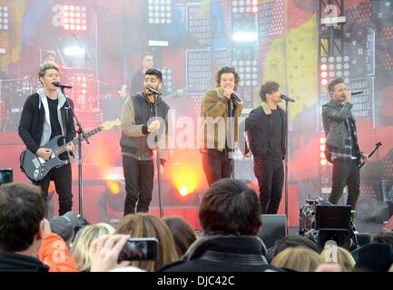 New York, NY, USA. 26. November 2013. Zayn Malik, Harry Styles, Louis Tomlinson, Niall Horan, Liam Payne bei Talk zeigen aussehen für Good Morning America (GMA)-Konzert mit One Direction, Rumsey Playfield im Central Park, New York, NY, 26. November 2013. Bildnachweis: Derek Sturm/Everett Collection/Alamy Live-Nachrichten Stockfoto