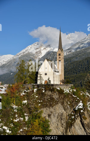 Reformierte Kirche des Heiligen Georg vor Bergkulisse, Scuol, Unterengadin, Kanton Graubünden, Schweiz, Europa Stockfoto