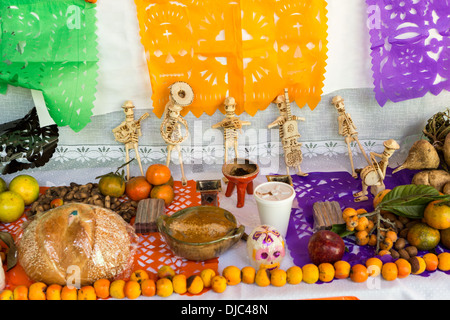 Ein Altar oder Ofrendas richten Sie zur Feier des Tages der Toten Festival 31. Oktober 2013 in Oaxaca, Mexiko. Stockfoto