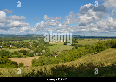 South Downs, Treyford Hill, Midhurst, Sussex. Ansicht Nord-Ost. September. Blick über den Weald. Stockfoto