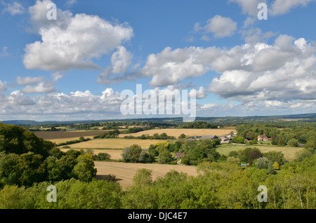 South Downs, Treyford Hill, Midhurst, Sussex. Ansicht Nord-Ost. September. Blick über den Weald. Stockfoto