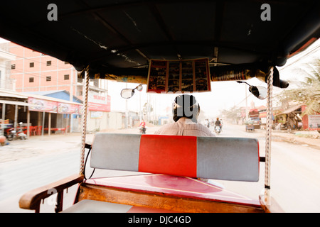 Auf der Rückseite ein Tuc-Tuc auf den Straßen von Phnom Penh, Kambodscha. Stockfoto