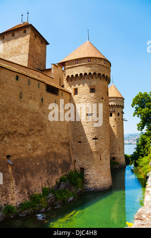 Chillon Schlossmauern und Türme und Genfer Seewasser Stockfoto