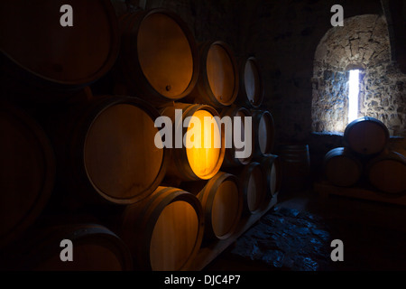 Eichenfässern Wein in Chillon Burgverlies Stockfoto