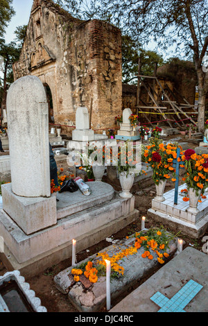 Der alte Friedhof für Tote Festivaltag dekoriert 31. Oktober 2013 in Xoxocotlan, Mexiko. Stockfoto