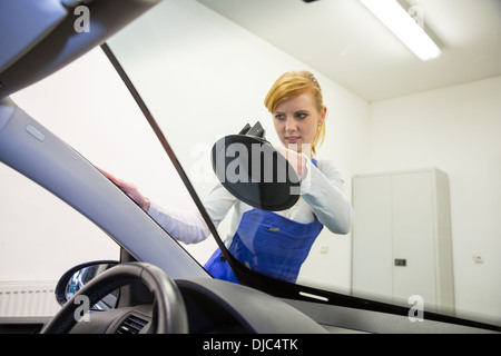 Windschutzscheibe oder Windschutzscheibe ist nach Steinschlag durch Glaser auf ein Auto in Garage ersetzt. Stockfoto