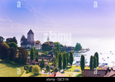 Schloss Spiez auf Thun-See-Panorama in der Schweiz, Blick vom Bahnhof Stockfoto