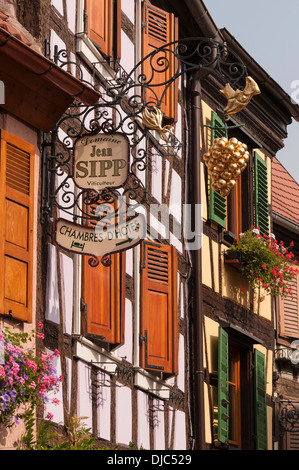 Elk213-2060v Frankreich, Elsass, Ribeauvillé, hängende Shop Zeichen Stockfoto