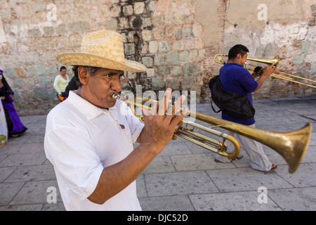 Eine mexikanische Blaskapelle führt eine Prozession für den Tag der Toten Festival in Spanisch als Día de Muertos in Oaxaca, Mexiko bekannt. Stockfoto