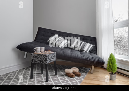 Mangel an Raum. Sofa, das nicht ins Wohnzimmer passen. Stockfoto