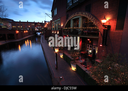 Narrowboats vor Restaurants, Brindley Place, Worcester und Birmingham Kanal, Birmingham City, West Midlands, England, UK Stockfoto