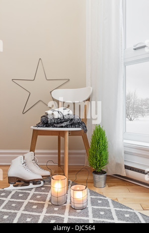 Gemütliche Winter Zusammensetzung in einem Raum mit Schneelandschaft, die durch das Fenster gesehen. Stockfoto