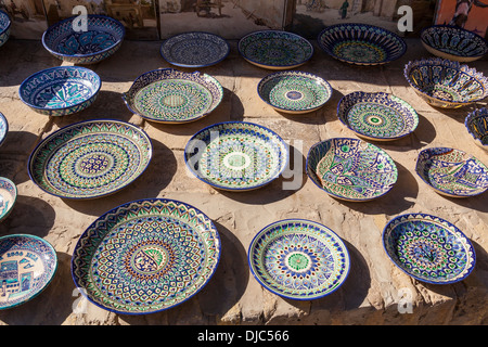 Keramische Platten und Schüsseln für Verkauf, Ichan Kala, Chiwa, Usbekistan Stockfoto