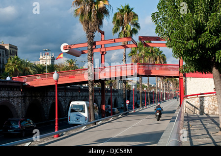 Fußgängerbrücke über Ronda Litoral Autobahn, Barcelona, Katalonien Stockfoto