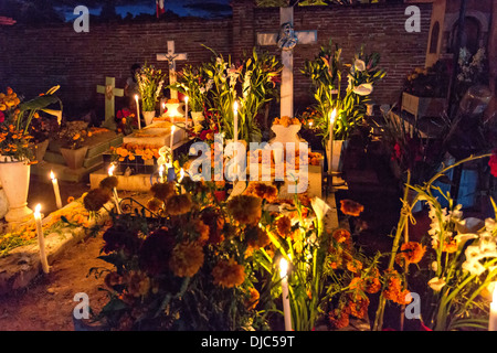 Der alte Friedhof eingerichtet für tot Festivaltag in Spanisch als Día de Muertos in Xoxocotlan, Mexiko bekannt. Stockfoto