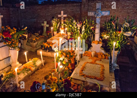 Der alte Friedhof eingerichtet für tot Festivaltag in Spanisch als Día de Muertos in Xoxocotlan, Mexiko bekannt. Stockfoto