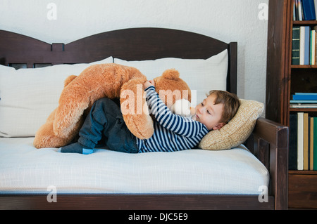 Kleiner Junge und sein Teddybär Stockfoto