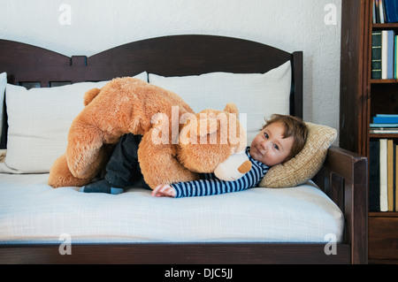 Kleiner Junge und sein Teddybär Stockfoto