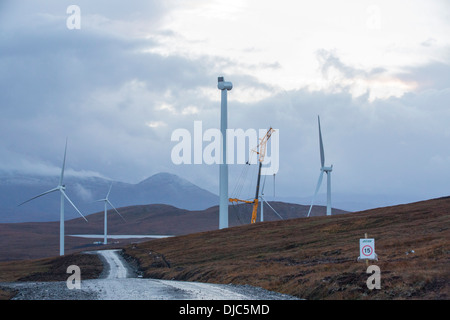 Loch Luichart einem 69 MW Windpark auf abgelegenen Wildnis Moor in der Nähe von Garve in den North West Highlands gebaut Stockfoto