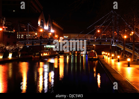 Narrowboats vor Restaurants, Brindley Place, Worcester und Birmingham Kanal, Birmingham City, West Midlands, England, UK Stockfoto