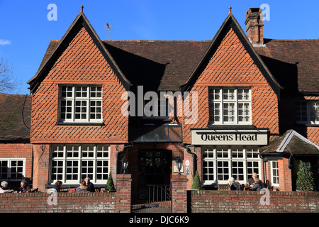 Ein englischer Pub in New Forest (Queen es Kopf, Kreuz, Burley) Stockfoto