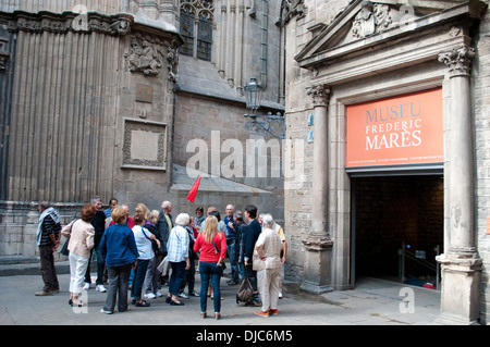 Gruppe von Touristen vor Frederic Mares Museum, Barcelona, Spanien Stockfoto