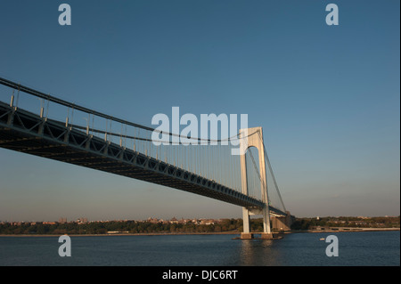 Die Verrazano-Narrows-Brücke verbindet Brooklyn und Staten Island. Es wurde 1964 eröffnet. Es wurde von Othmar Ammann. Stockfoto