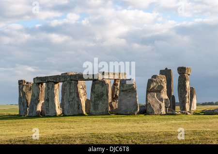 Stonehenge in der Nachmittagssonne. Prähistorische Monument in Wiltshire, England Stockfoto