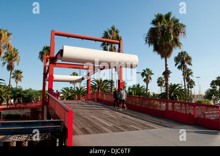 Fußgängerbrücke in Moll De La Fusta - Holz-Dock führt entlang dem Passeig de Colom, Barcelona, Katalonien Stockfoto