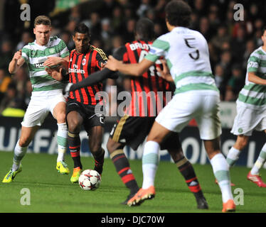 Glasgow, Schottland. 26. November 2013. AC Kevin Constant gewinnt diesen Kampf während Gruppe H UEFA Champions League, Spiel zwischen Celtic FC und AC Mailand. Vom Stadion Celtic Park, Glasgow. Bildnachweis: Aktion Plus Sport/Alamy Live-Nachrichten Stockfoto