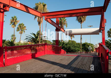 Fußgängerbrücke in Moll De La Fusta - Holz-Dock führt entlang dem Passeig de Colom, Barcelona, Katalonien Stockfoto