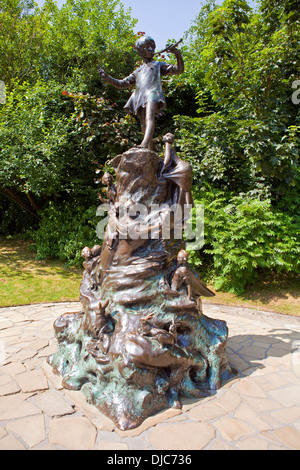 Die berühmte Statue von Peter Pan in den Kensington Gardens, London. Stockfoto