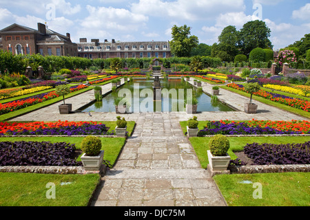 Die beeindruckende Sunken Garden und Kensington Palace in London. Stockfoto