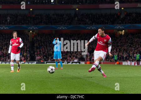 London, UK. 26. November 2013. Arsenal Mittelfeldspieler Mesut Özil bekommt ein Kreuz in während der UEFA-Champions-League-Spiel FC Arsenal V Olympique de Marseille von The Emirates Stadium. Bildnachweis: Aktion Plus Sport/Alamy Live-Nachrichten Stockfoto