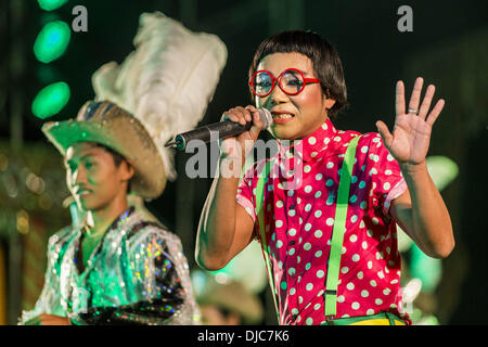 Bangkok, Thailand. 23. November 2013. Die Prathom Bunteung Silp Mor Lam-Truppe führt in Bangkok. Mor Lam ist eine traditionelle Form der Lao Song in Laos und Isaan (Nordost-Thailand). Es ist manchmal im Vergleich zu amerikanischen Country-Musik, Song drehen sich meist um unerwiderte Liebe, Mor Lam und der Komplexität des ländlichen Lebens. Mor Lam-Shows sind ein wichtiger Teil des Festivals und Messen im ländlichen Thailand. Mor Lam im Isan Migrantengemeinschaften in Bangkok sehr populär geworden. Einst von Bands und Sängern durchgeführt, sind live-Auftritte jetzt Brille, mit mehreren Sängern, einer Tanzgruppe und Komiker Stockfoto