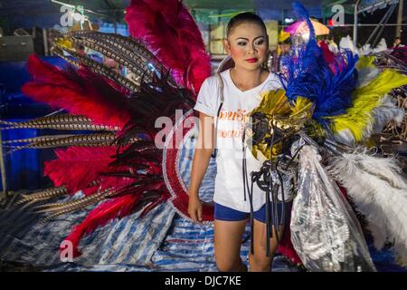 Bangkok, Thailand. 23. November 2013. Ein Formmitglied von Prathom Bunteung Silp mor lam Truppe holt ihren Federschmuck vor einer Aufführung in Bangkok. Mor Lam ist eine traditionelle Form der Lao Song in Laos und Isaan (Nordost-Thailand). Es ist manchmal im Vergleich zu amerikanischen Country-Musik, Song drehen sich meist um unerwiderte Liebe, Mor Lam und der Komplexität des ländlichen Lebens. Mor Lam-Shows sind ein wichtiger Teil des Festivals und Messen im ländlichen Thailand. Mor Lam im Isan Migrantengemeinschaften in Bangkok sehr populär geworden. Einst von Bands und Sängern durchgeführt, sind live-Auftritte jetzt spect Stockfoto