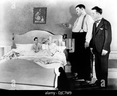 Stan Laurel und Oliver Hardy am Set des Films, Gören, 1930 Stockfoto