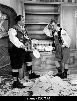 Stan Laurel und Oliver Hardy am Set des Films, Swiss Miss, 1938 Stockfoto