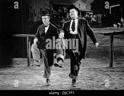 Stan Laurel und Oliver Hardy am Set des Films, Way Out West, 1937 Stockfoto